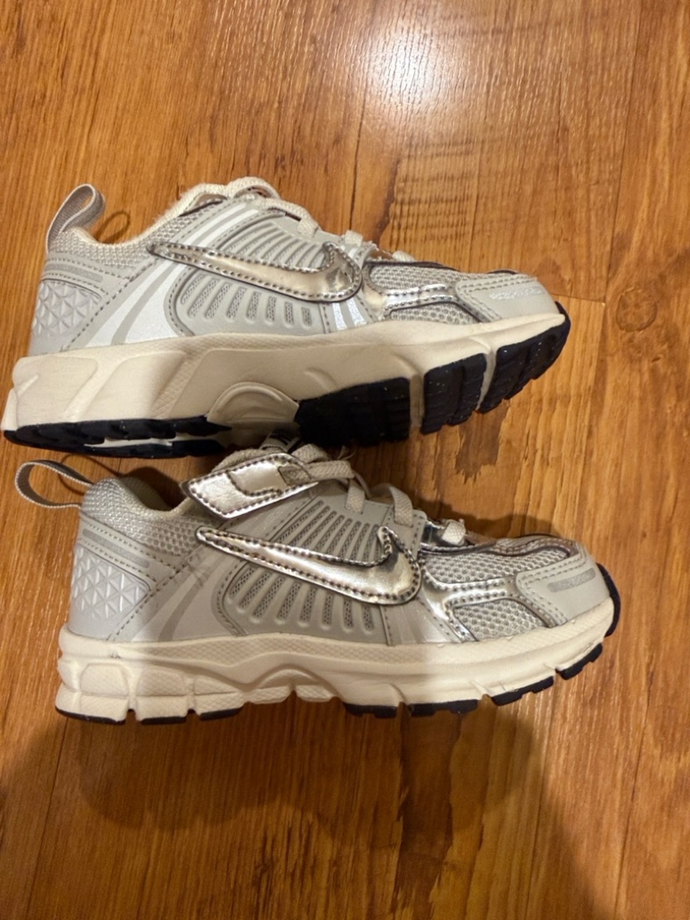 Nike Kids Vomero Silver and White Sneaker